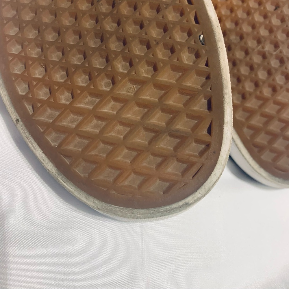 Vans Atwood. Practically brand new. Only worn two times. Price is negotiable. - Picture 8 of 9
